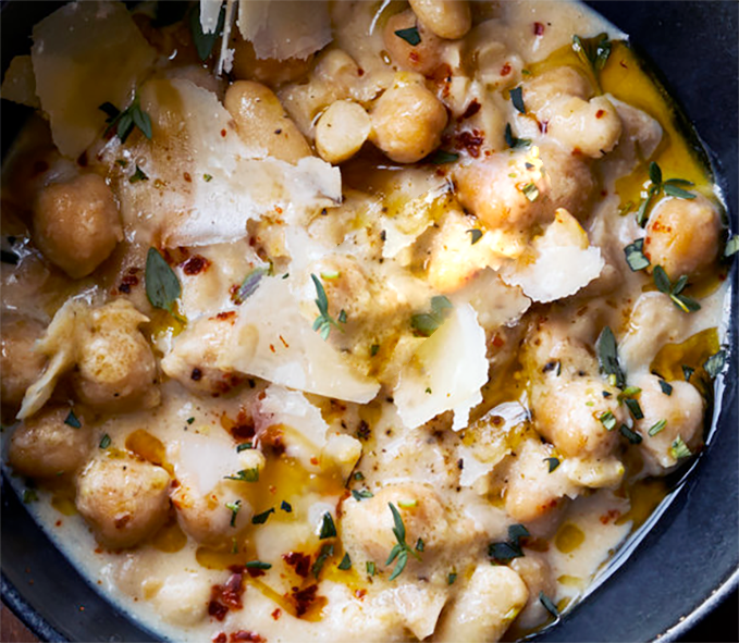 Bretonne a garnish of beans or pureed root vegetables