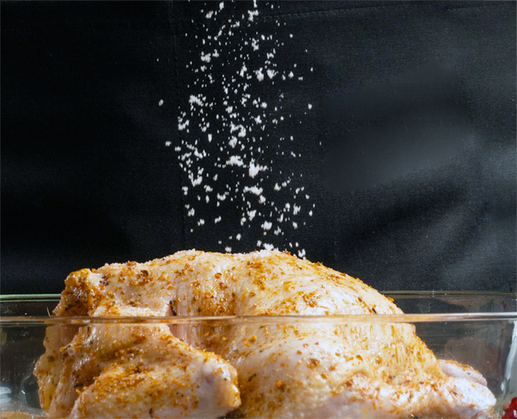 Seasoning roast chicken with salt