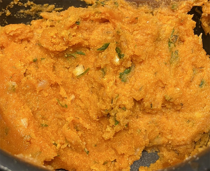 amiwo, maize porridge stirred in a cast iron pot
