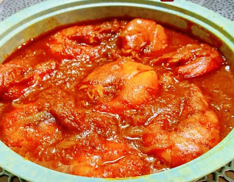 BIR-style king prawn dopiaza in a bowl