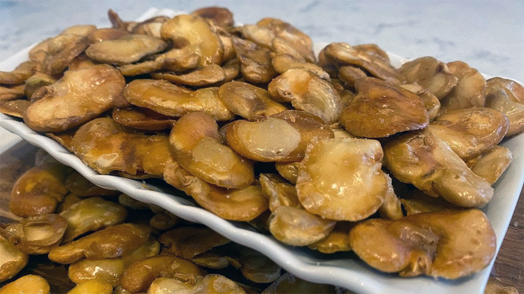 broad beans fried in butter served on a dish
