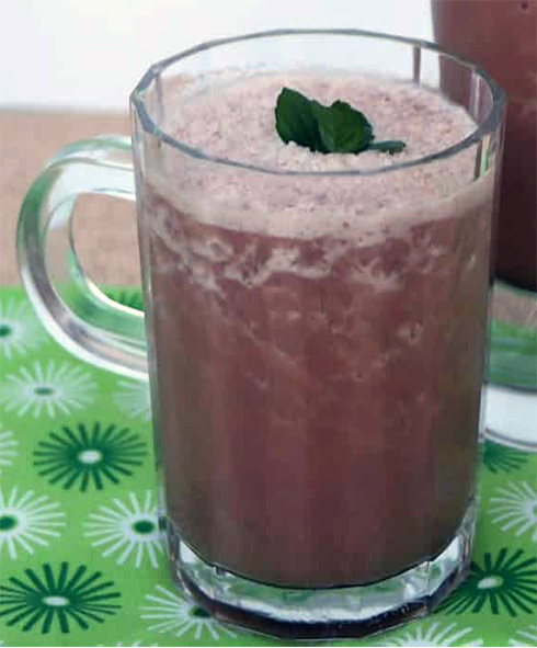 chocolate mint smoothie garnished with mint in a glass mug