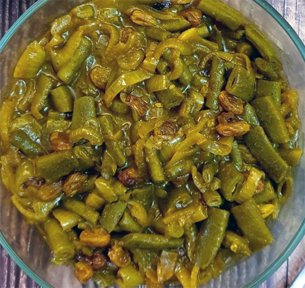 curried preserved green beans with tomatoes and peaches in a bowl