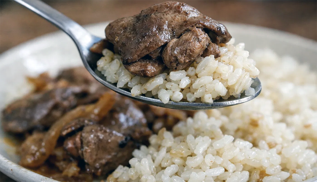 rice served with chicken livers fried with onions