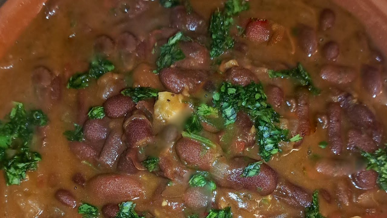 fricassee of red kidney beans in meat gravy with chopped parsley
