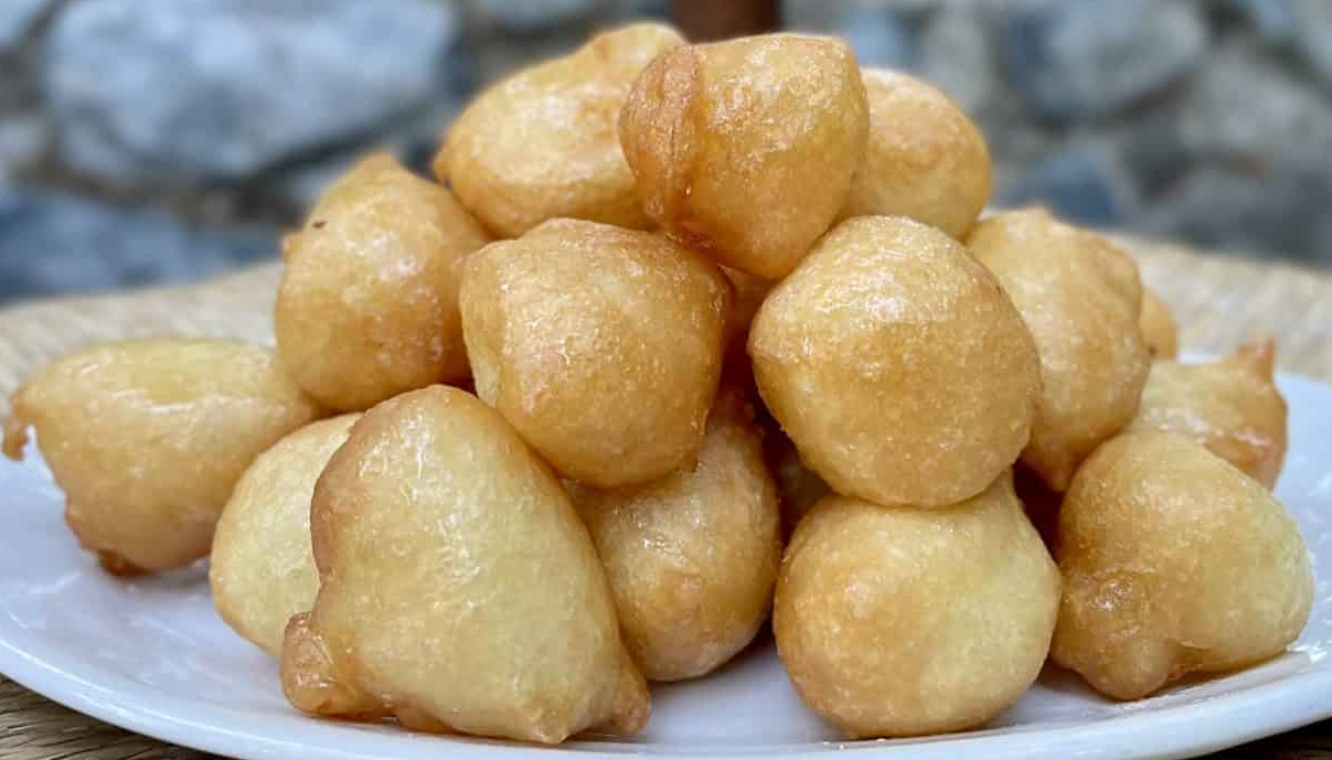 dried Cypriot Lokmadhes balls on a plate