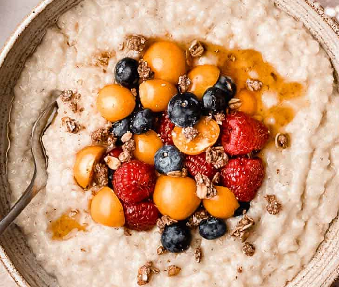 ohrapurro, barley porridge, served in a bowl and topped with chopped fruit