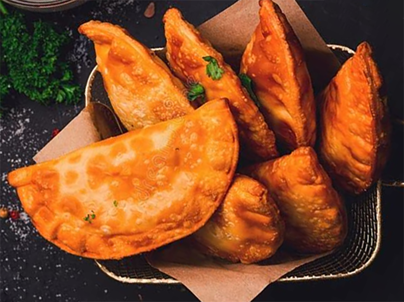 deep fried pescoddes or narrow stuffed pasties in a fryer basket