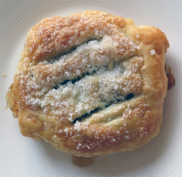 banbury cake dusted with sugar on a plate