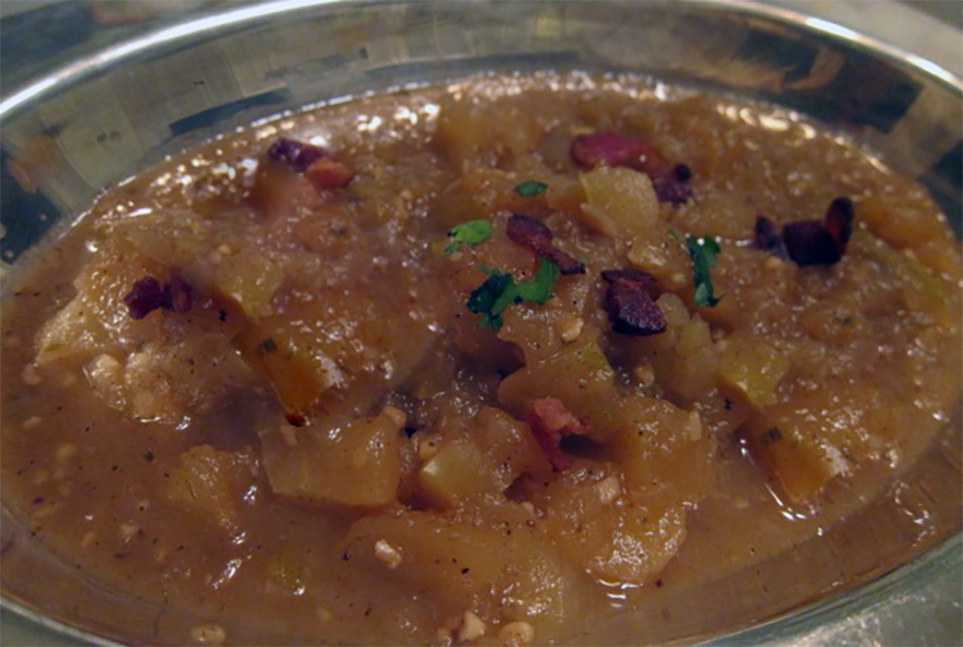apples stewed in red wine and mashed