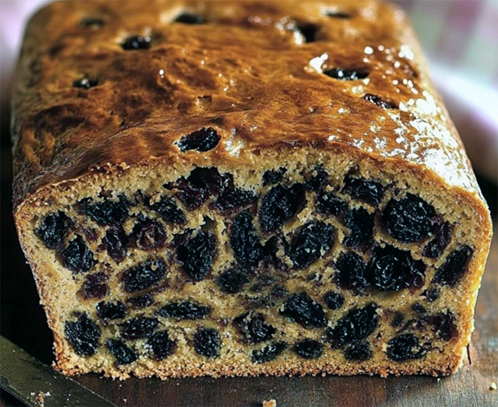 Scotch currant loaf of a yeasted curranty dough baked in pastry with the front sliced off to reveal the centre