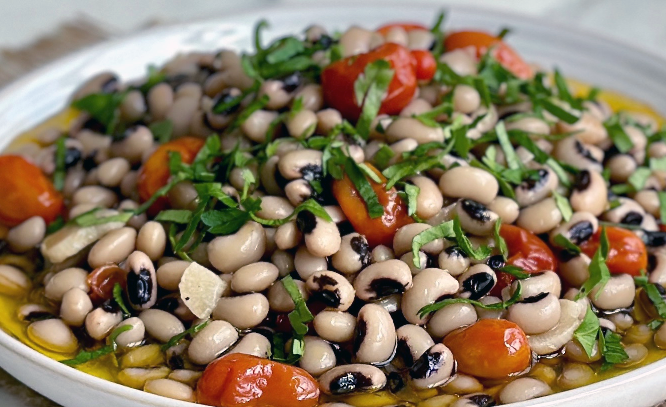A dish of kuru börülce, black eyed bean salad served on a plate