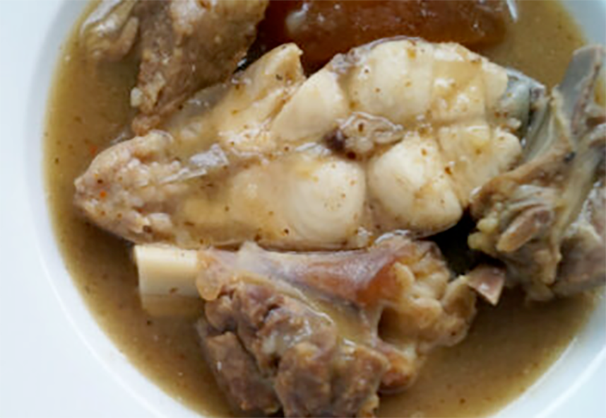 afia efere, Nigerian white soup of goat meat and fish in a serving dish