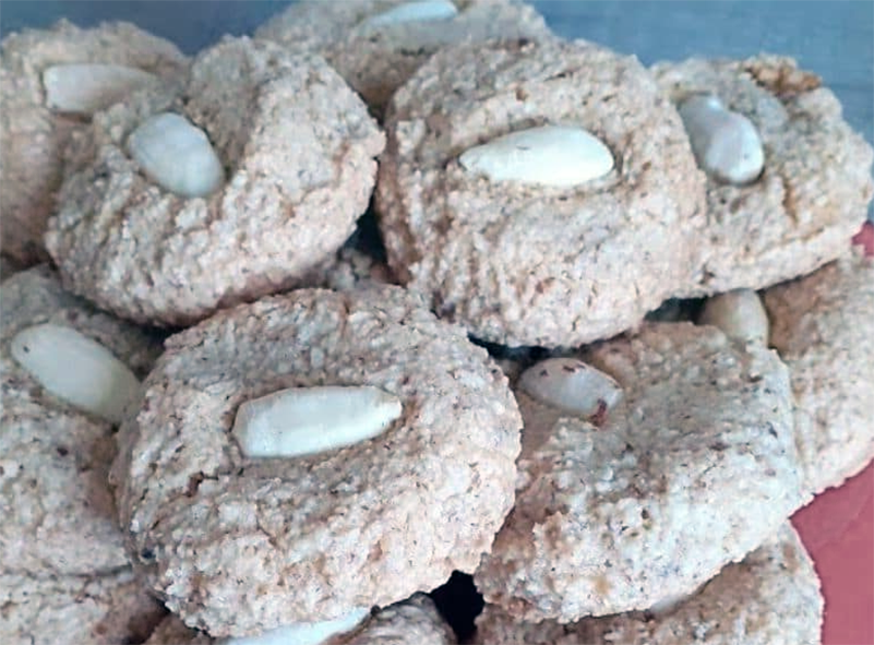pile of almond-topped almendrados biscuits