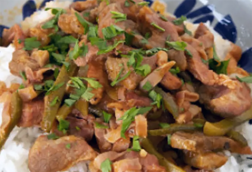 beef strips cooked in white wine with sour cream and marjoram served on a bed of rice