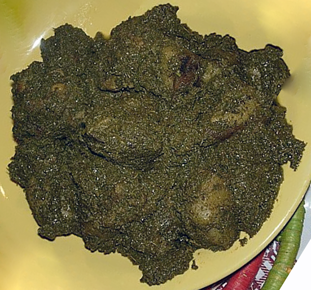Ravitoto sy Henakisoa, pork with cassava leaf served on a yellow plate
