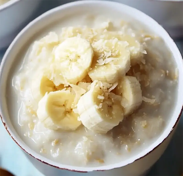 Suafa'i served in a dish garnished with slided bananas